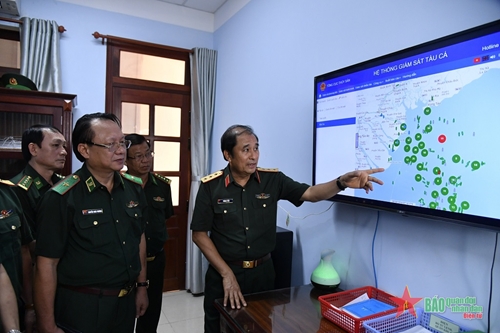 Thượng tướng Phùng Sĩ Tấn kiểm tra một số đơn vị tại tỉnh Bến Tre​​
